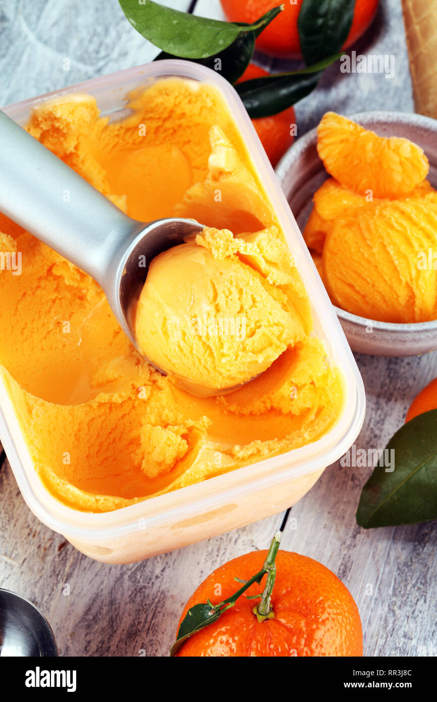 Kugel tangarine orange Eis. Köstliches Eis mit cremiger Lufthutze und Waffel eingestellt Stockfoto