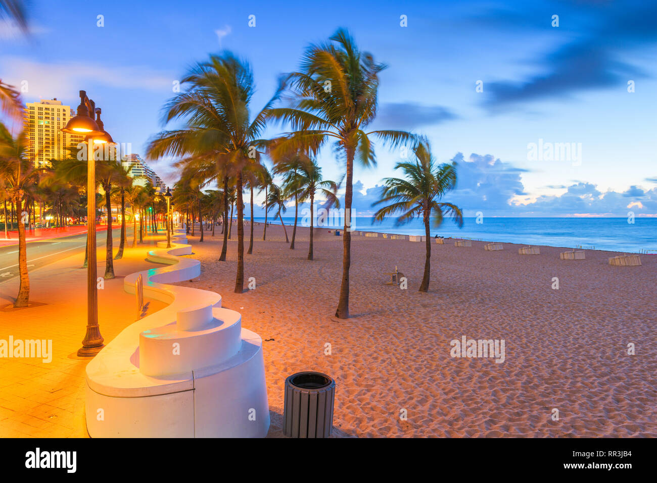 Fort Lauderdale, Florida, USA Strand und Life guard Tower bei Sonnenaufgang. Stockfoto