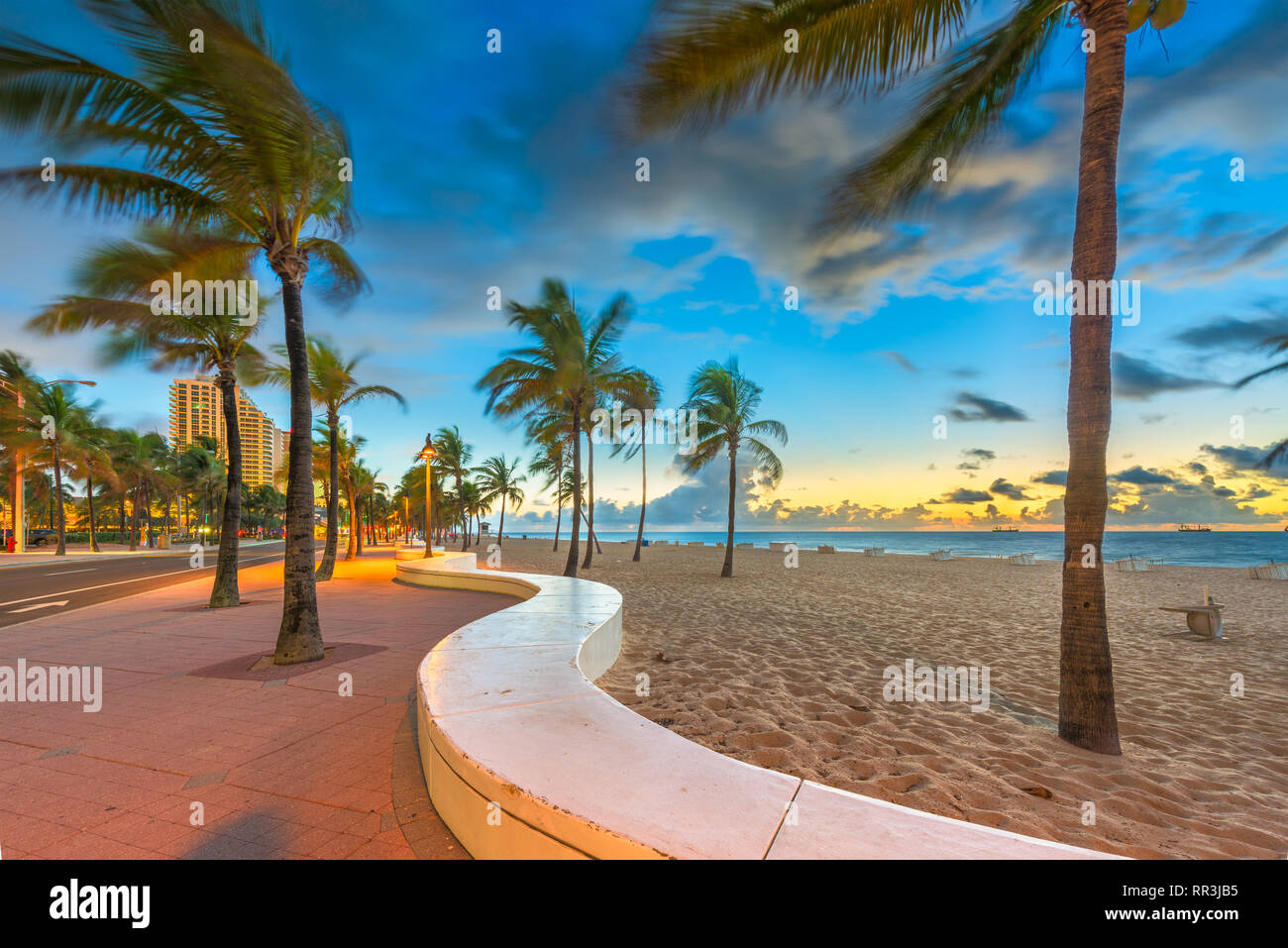 Fort Lauderdale, Florida, USA Strand und Life guard Tower bei Sonnenaufgang. Stockfoto