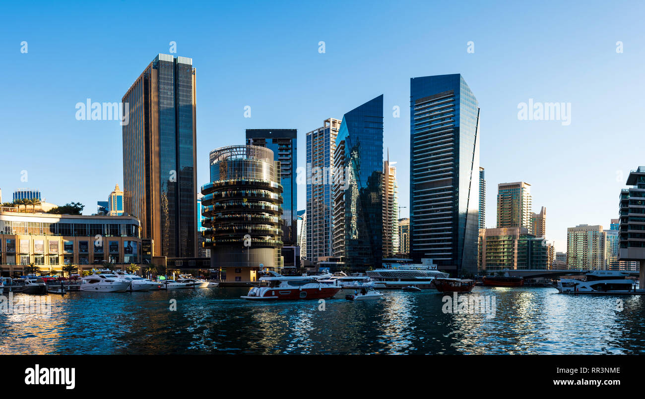 Dubai, Vereinigte Arabische Emirate - Februar 14, 2019: Dubai Marina moderne Szene von Wolkenkratzern und Luxus Yachten an einem sonnigen Tag Stockfoto