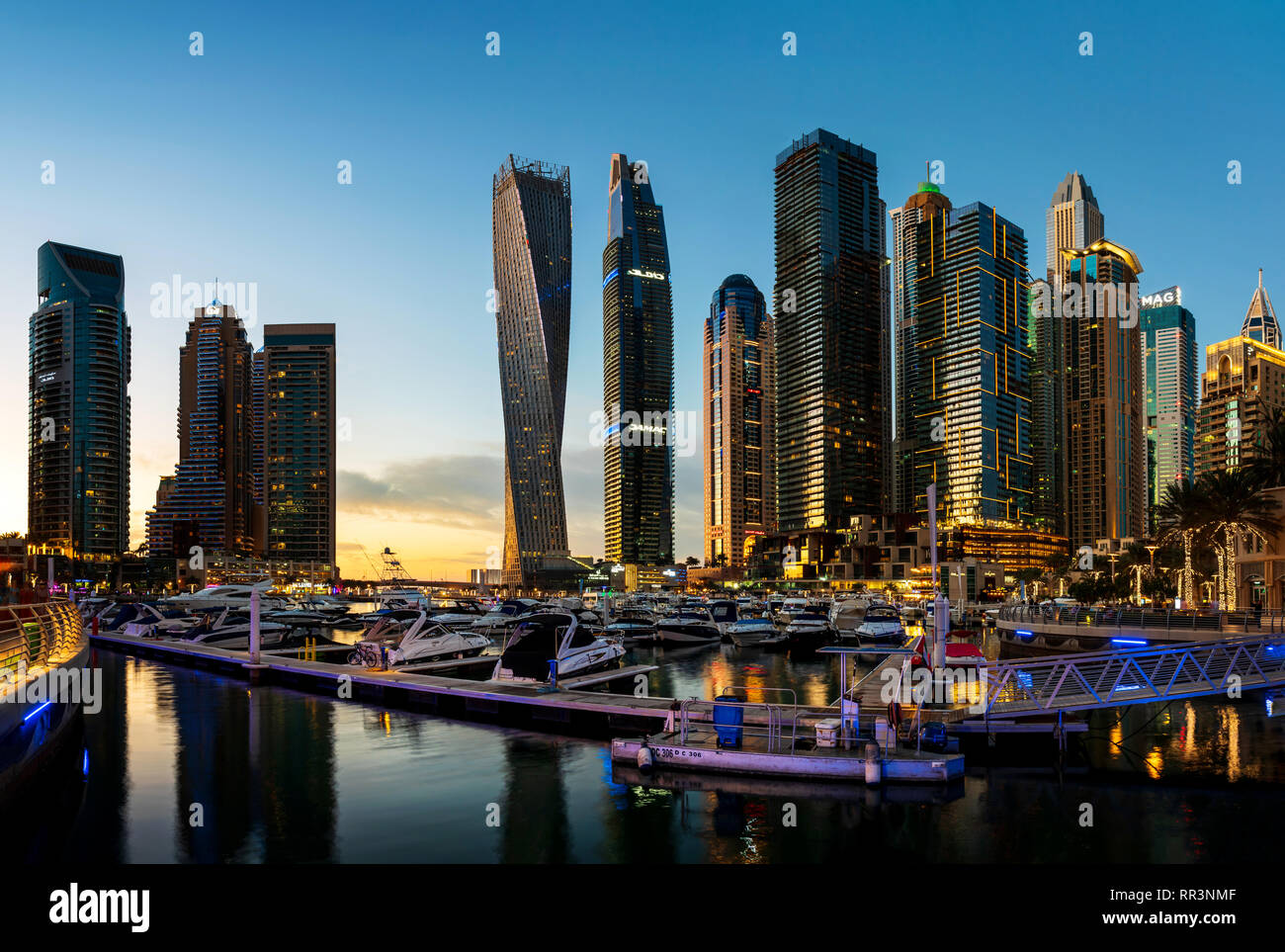 Dubai, Vereinigte Arabische Emirate - Februar 14, 2019: Dubai Marina moderne Szene von Wolkenkratzern und Luxus Yachten bei Sonnenuntergang Stockfoto