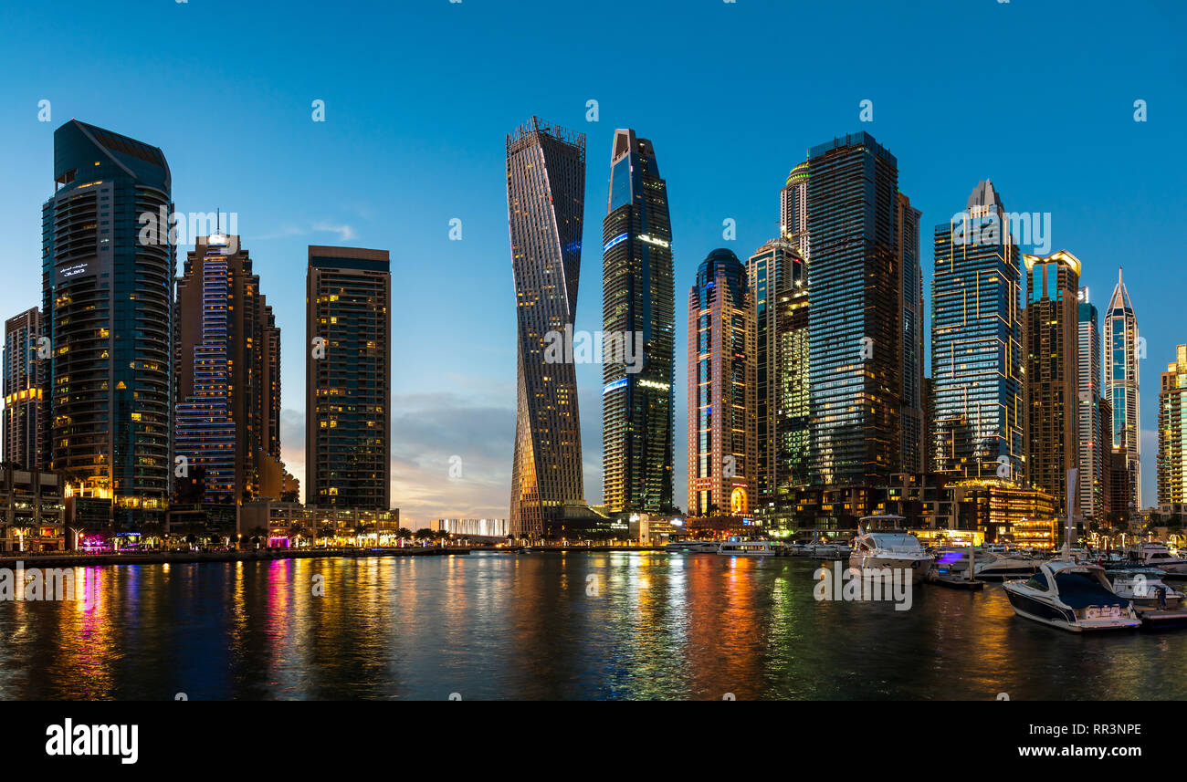 Dubai, Vereinigte Arabische Emirate - Februar 14, 2019: Dubai Marina moderne Szene von Wolkenkratzern und Luxus Yachten an der blauen Stunde Stockfoto