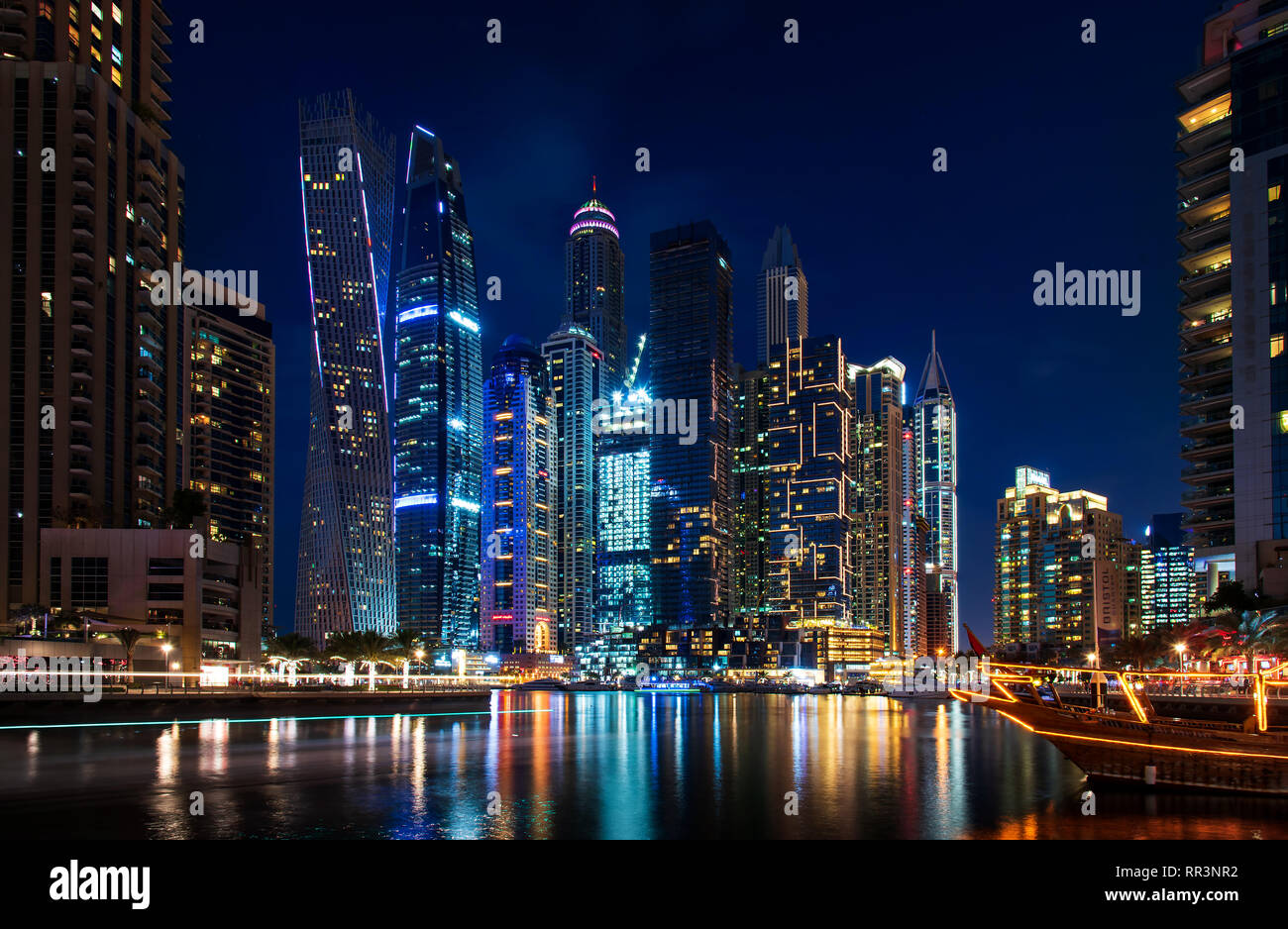 Dubai, Vereinigte Arabische Emirate - Februar 14, 2019: Dubai Marina moderne Szene von Wolkenkratzern und Luxus Yachten an der blauen Stunde Stockfoto