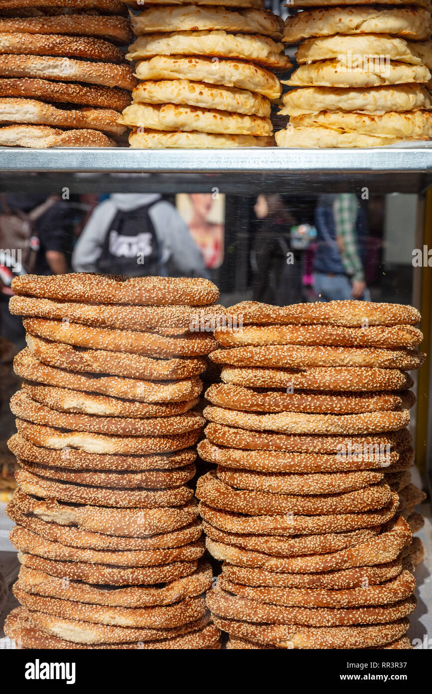 Griechische koulouri Stack. Traditionelle Straße essen, knusprige Sesam  Brot ring Bagels, Detailansicht Stockfotografie - Alamy