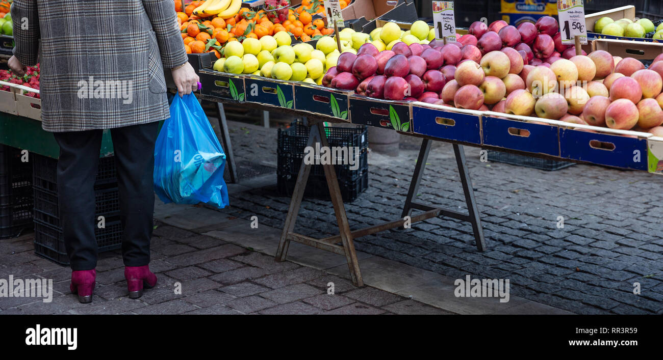 Plastikbeutel verwenden. Frau kauf Früchte aus einem open air Farmers Market, hoding blaue Plastiktüten. Detailansicht Stockfoto