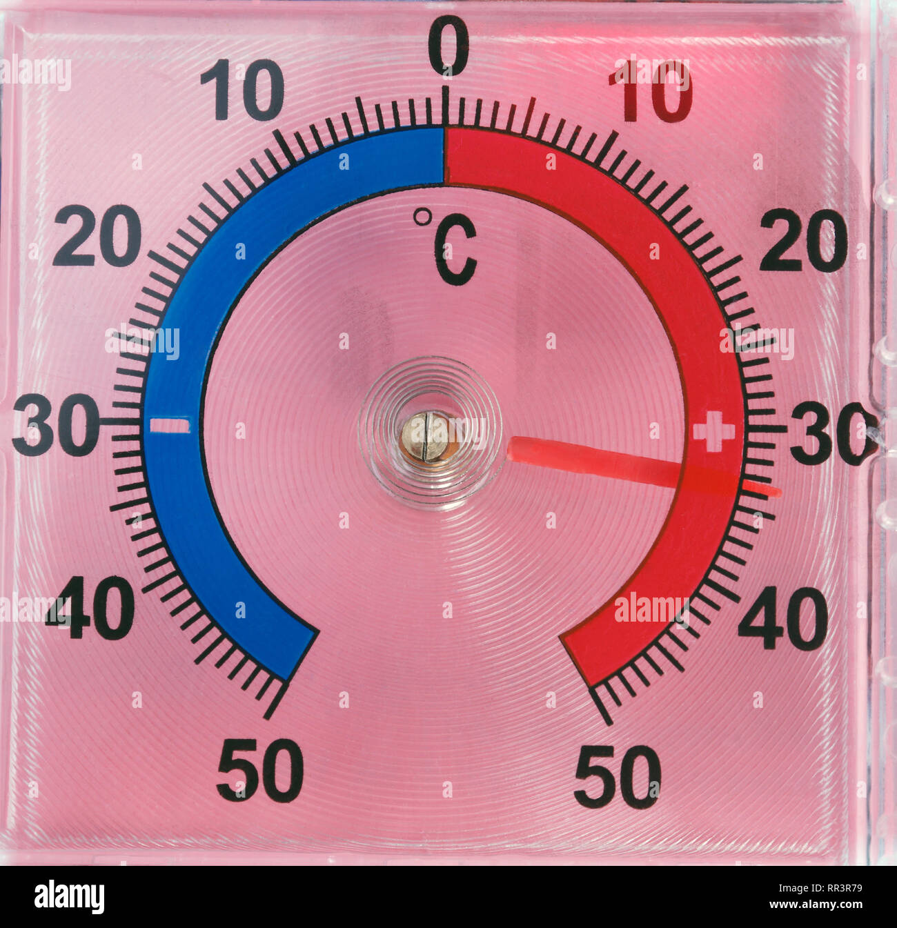 Outdoor Fenster Wand Thermometer auf rosa Hintergrund Stockfoto