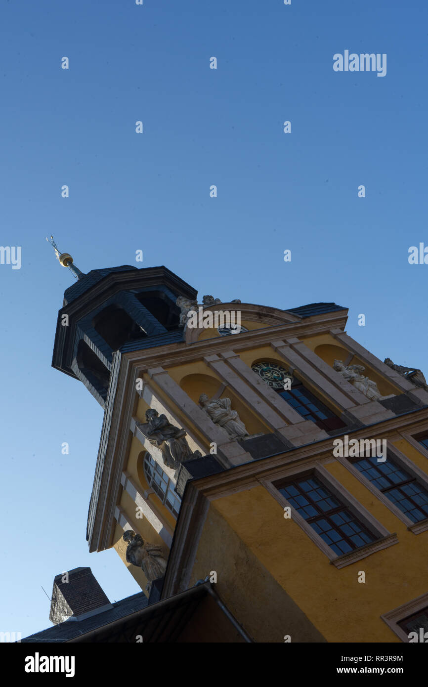 Turm der Palais Blankenburg in der deutschen Region Harz mit blauem Himmel Stockfoto