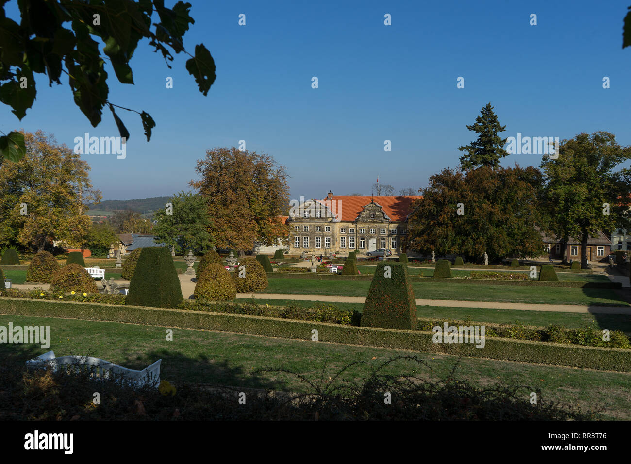 Winzige Palais im deutschen Dorf Blankenburg im Herbst Stockfoto