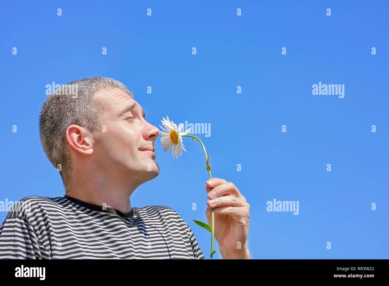 Der Mann genießt Aroma einer spring flower Stockfoto