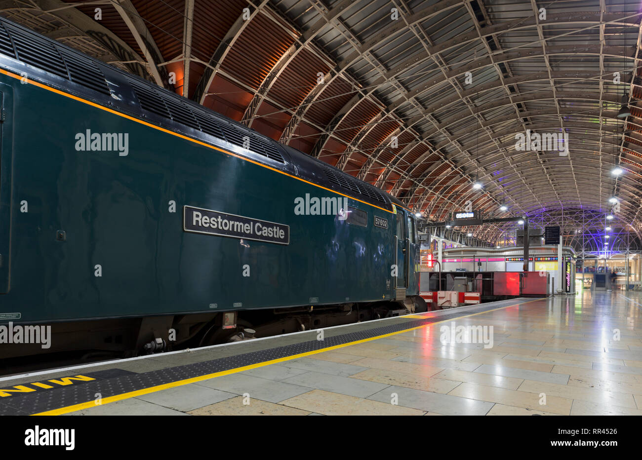 First Great Western Railway Class 57 Lokomotive in London Paddington mit der 2145Penzance - London Paddington nacht Riviera sleeper angekommen Stockfoto