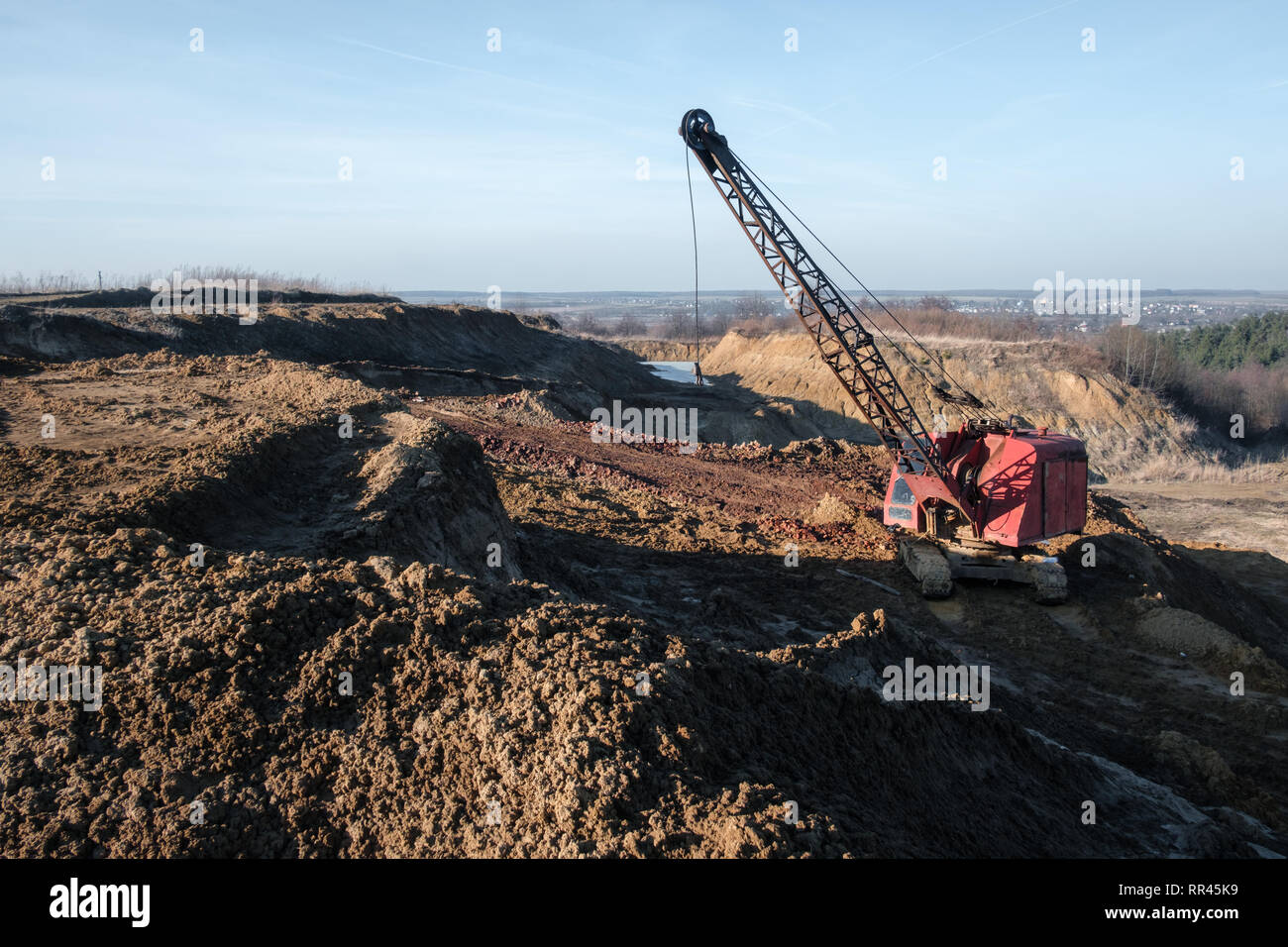 Bagger in den roten Lehm Steinbruch. Industriellen Hintergrund Stockfoto