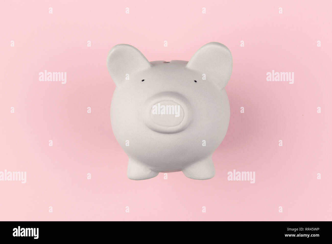 Weiß piggy Kässeli auf rosa Hintergrund. Finanzkonzept Stockfoto