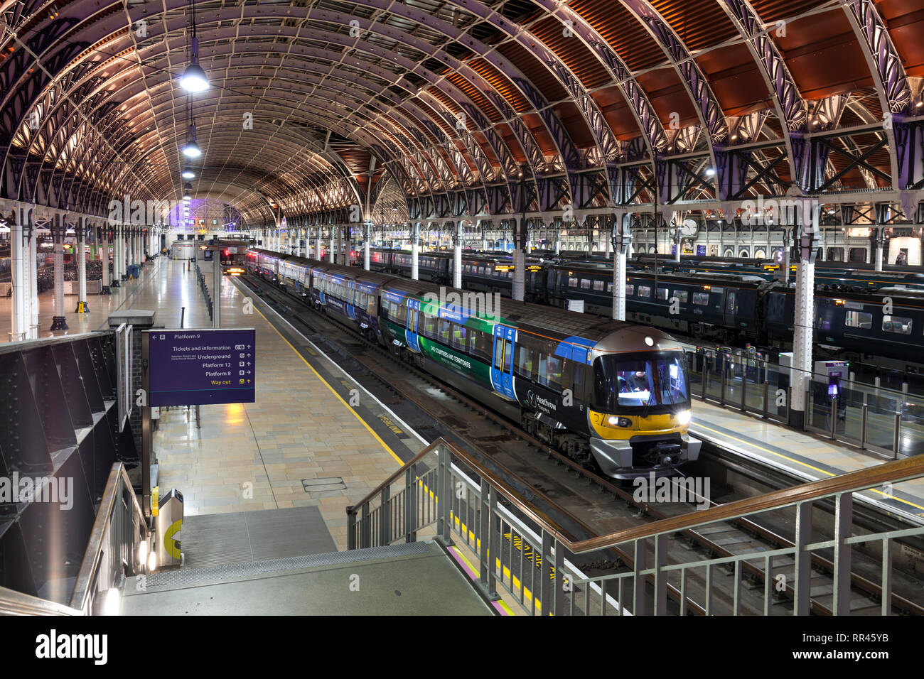 Heathrow express train paddington station Fotos und Bildmaterial in