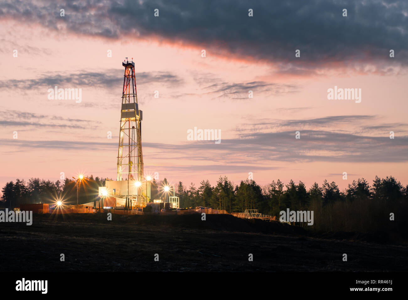 Öl und Gas Bohranlage auf Sonnenuntergang Hintergrund. Industrielles Konzept Stockfoto