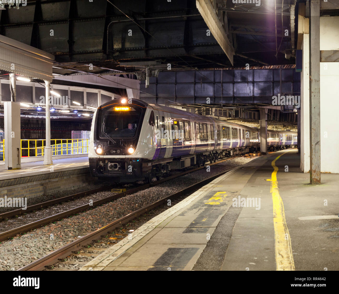 Crossrail Elizabeth line Klasse 345 Bombardier Aventura elektrische Zug in London Paddington mit dem 2046 Paddington - Hayes & Harlington Stockfoto