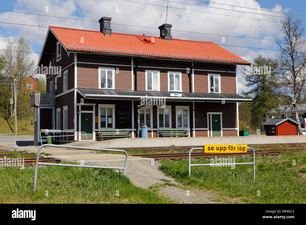 Ann, Schweden - 30. Mai 2016: Bahnhof Ann mit Fußgänger-Bahnübergang. Stockfoto
