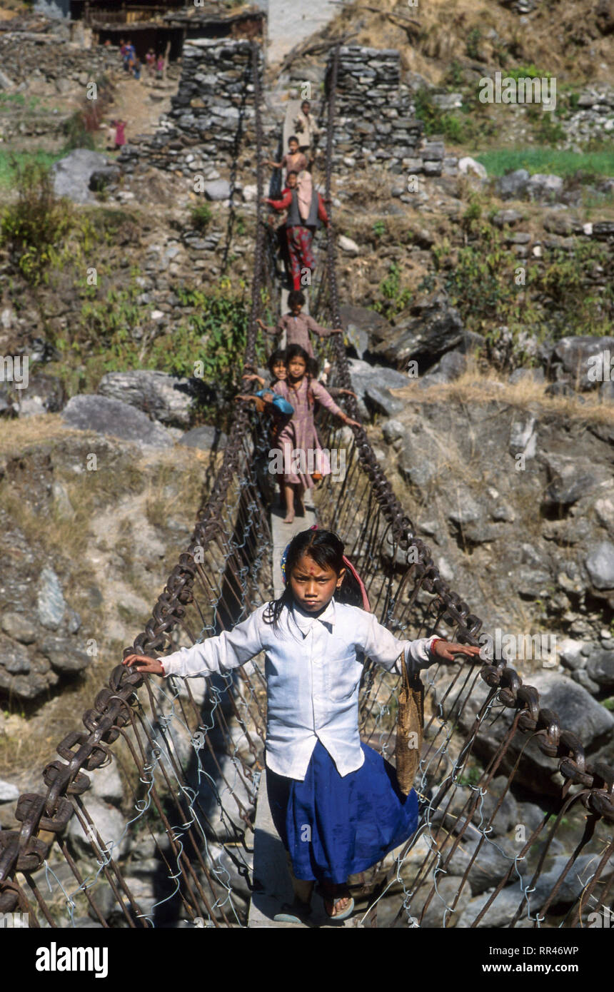Nepal, Dolakha, hängende Brücke im Himalaya Gebirge/Haengebrucke im Himalaja Stockfoto