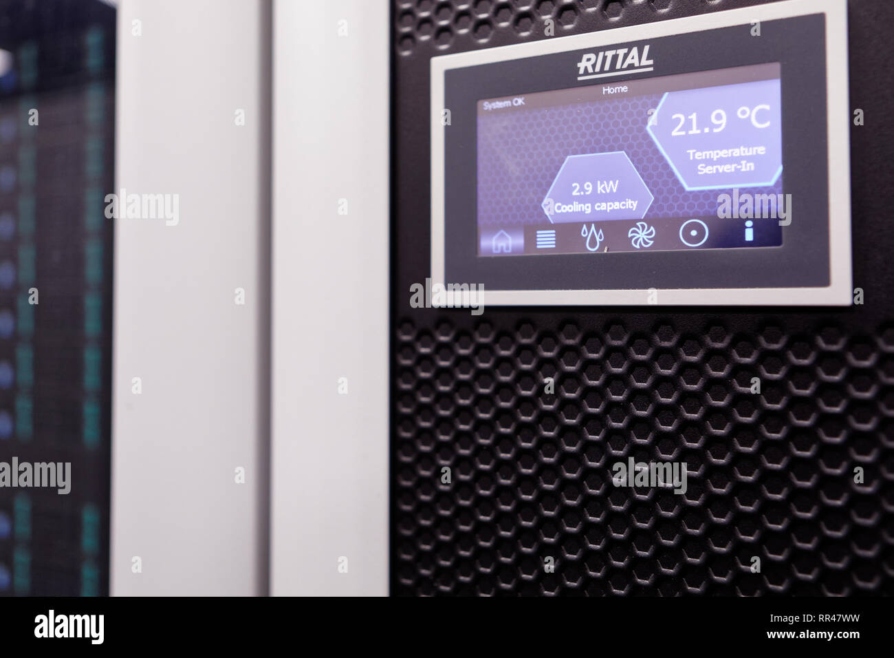 St. Petersburg, Russland - 18. Februar 2019: Sensor Panel von Rittal Kühlsystem eines Supercomputer der Supercomputer Center Peter des Großen Sa Stockfoto