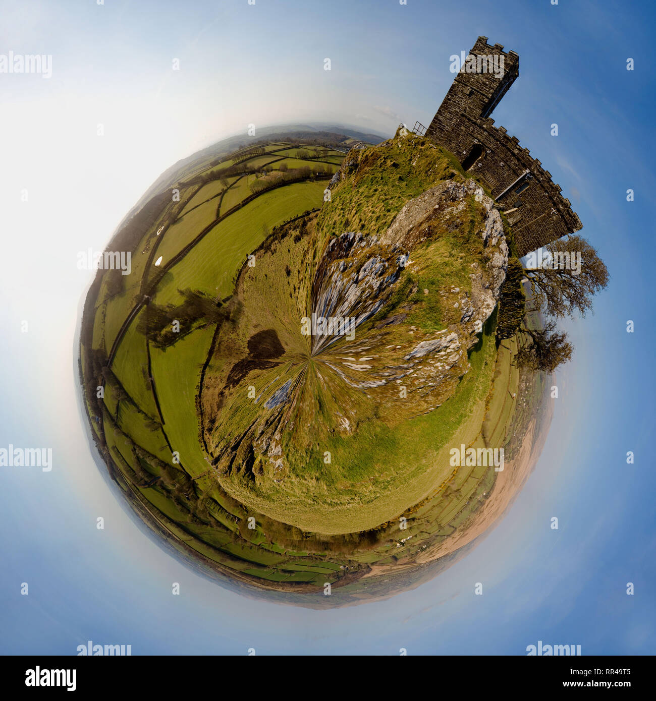 Ein 360 Grad Bild von der atemberaubenden Brentor Kirche auf Dartmoor in Devon. Stockfoto