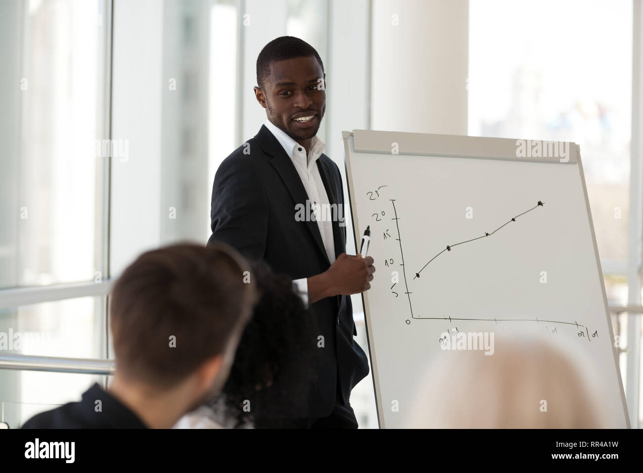 Schwarze afrikanische Trainer lehrt Unternehmen Mitarbeiter im Konferenzraum. Stockfoto