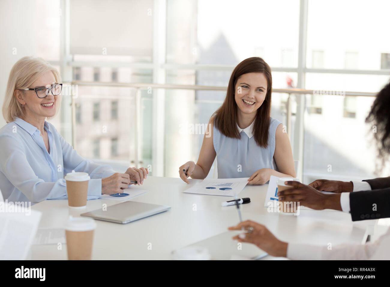 Treffen der Geschäftsleute in modernen, hellen Sitzungssaal Stockfoto