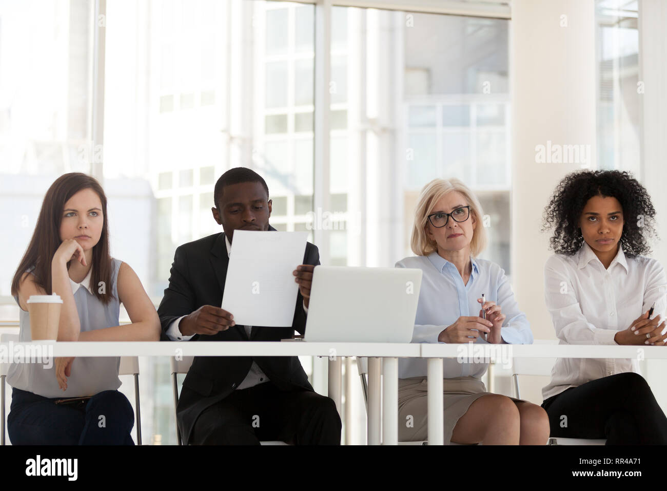 Multi-ethnischen Arbeiter der Recruiting agency interviewing Antragsteller Stockfoto