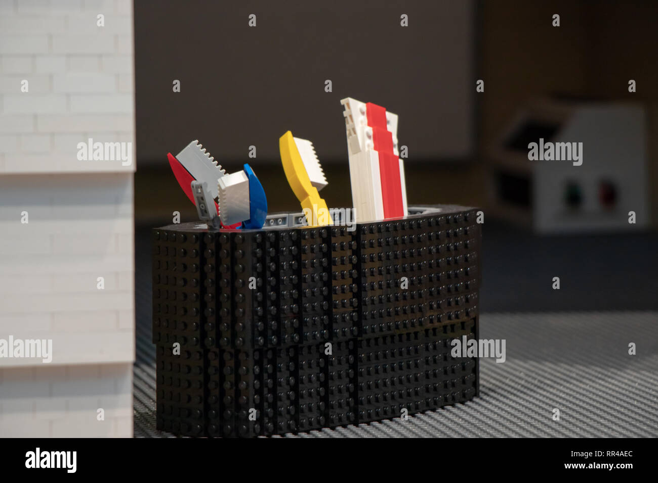 Bunte lego Zahnbürste und Zahnpasta in einem Lego Schale Stockfotografie -  Alamy