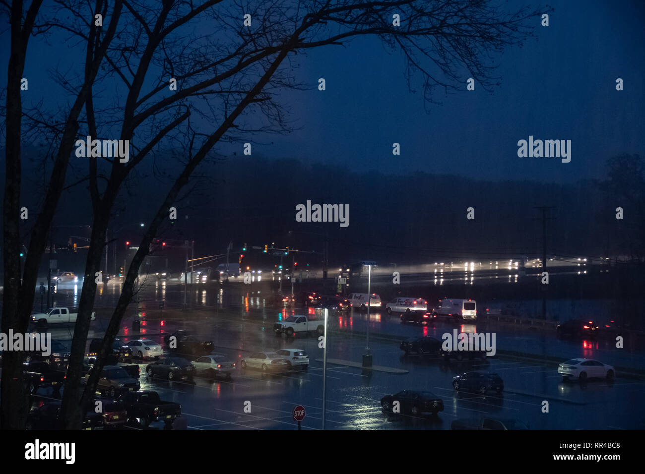 Tinton Falls, Vereinigte Staaten - 13 November 2018: Verkehr an der Kreuzung der Hoffnung Straße und NJ-36 in der Nacht im strömenden Regen Stockfoto
