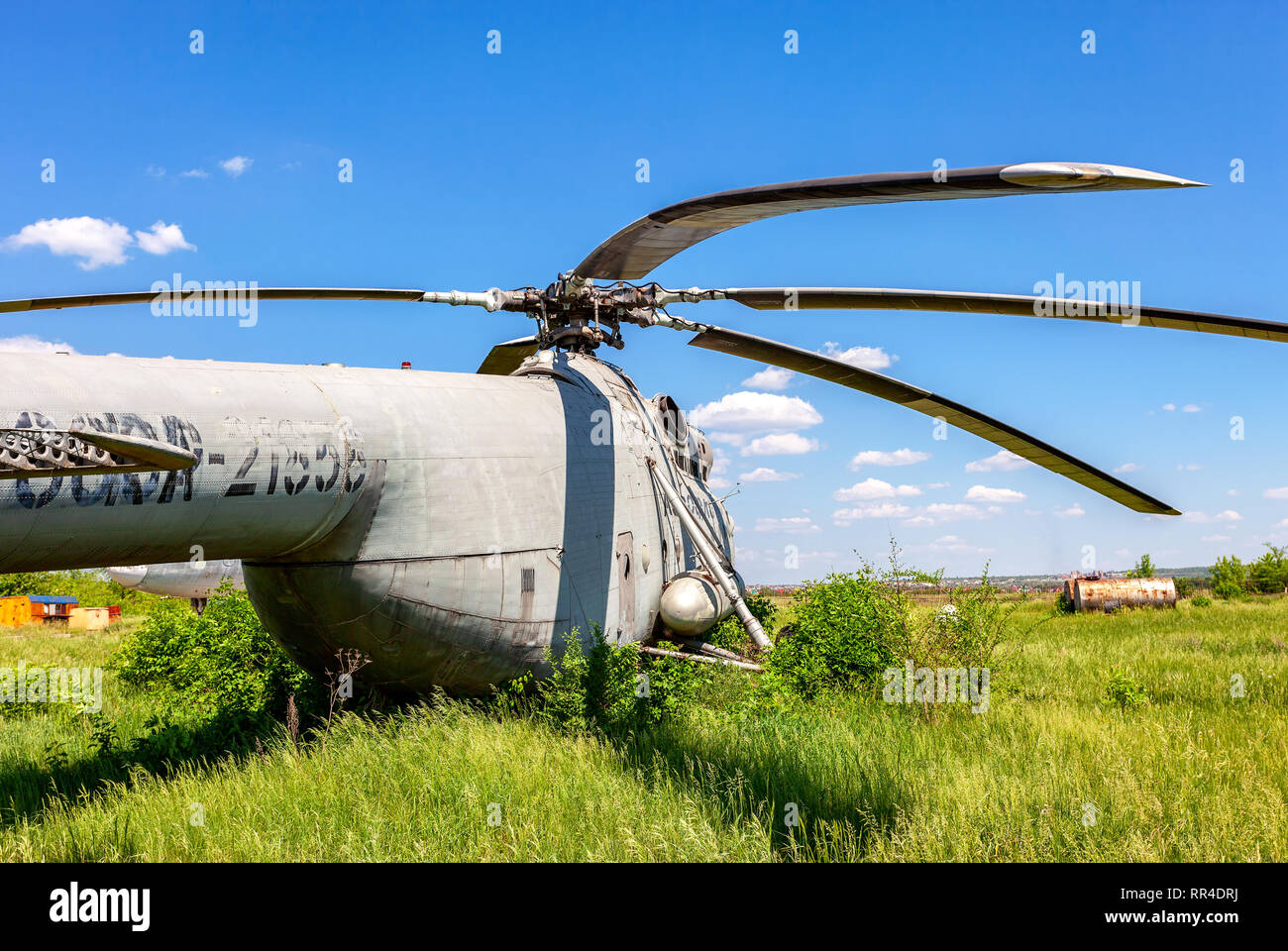 Samara, Russland - 26. Mai 2015: Sowjetische schwere Transporthubschrauber Mi-6 an einem verlassenen Flugplatz. Der Mil Mi-6 wurde in großen Zahlen für beide Mili gebaut Stockfoto