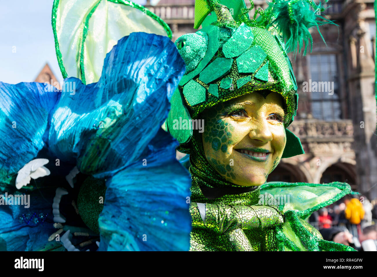 Samba Louco aus Hamburg mit ihren Kostümen, Insekten und Blumen. Samba  Karneval in Bremen, Deutschland Stockfotografie - Alamy