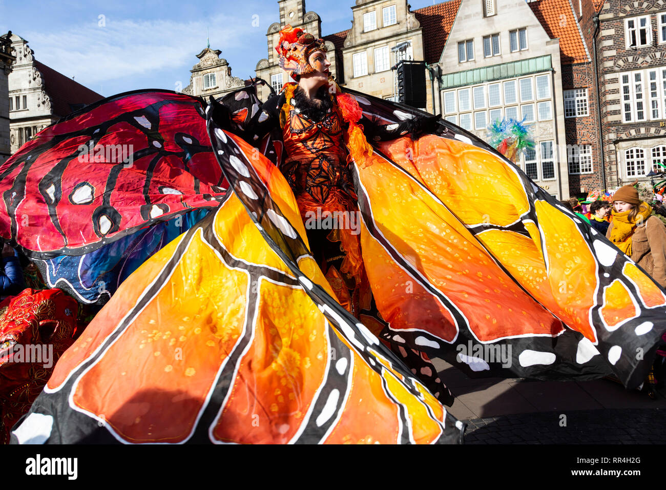 Stelzenläufer von Stelzen-Art. Samba Karneval in Bremen, Deutschland Stockfoto