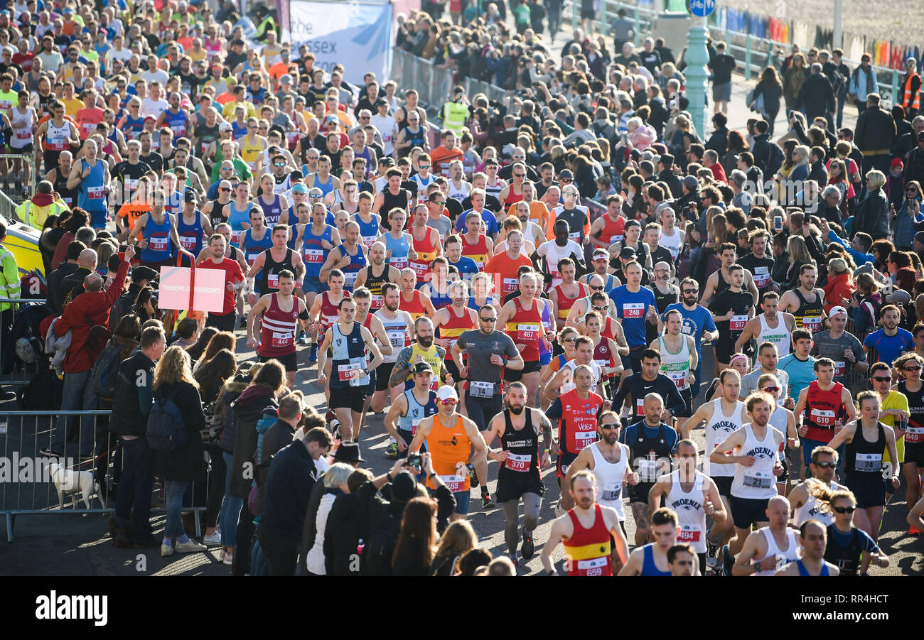 Brighton, UK. 24 Feb, 2019. Der Start des Grand Brighton Halbmarathon an einem schönen sonnigen Morgen mit über 13.000 Läufer erwartet Hilfe von der Sussex Beacon Nächstenliebe Kredit: Simon Dack/Alamy leben Nachrichten Stockfoto