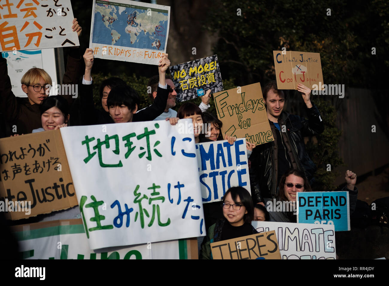 Kleine Gruppe Von Uberwiegend Junge Erwachsene Nehmen An Einer Demonstration Gegen Den Klimawandel Vor Der Nationalen