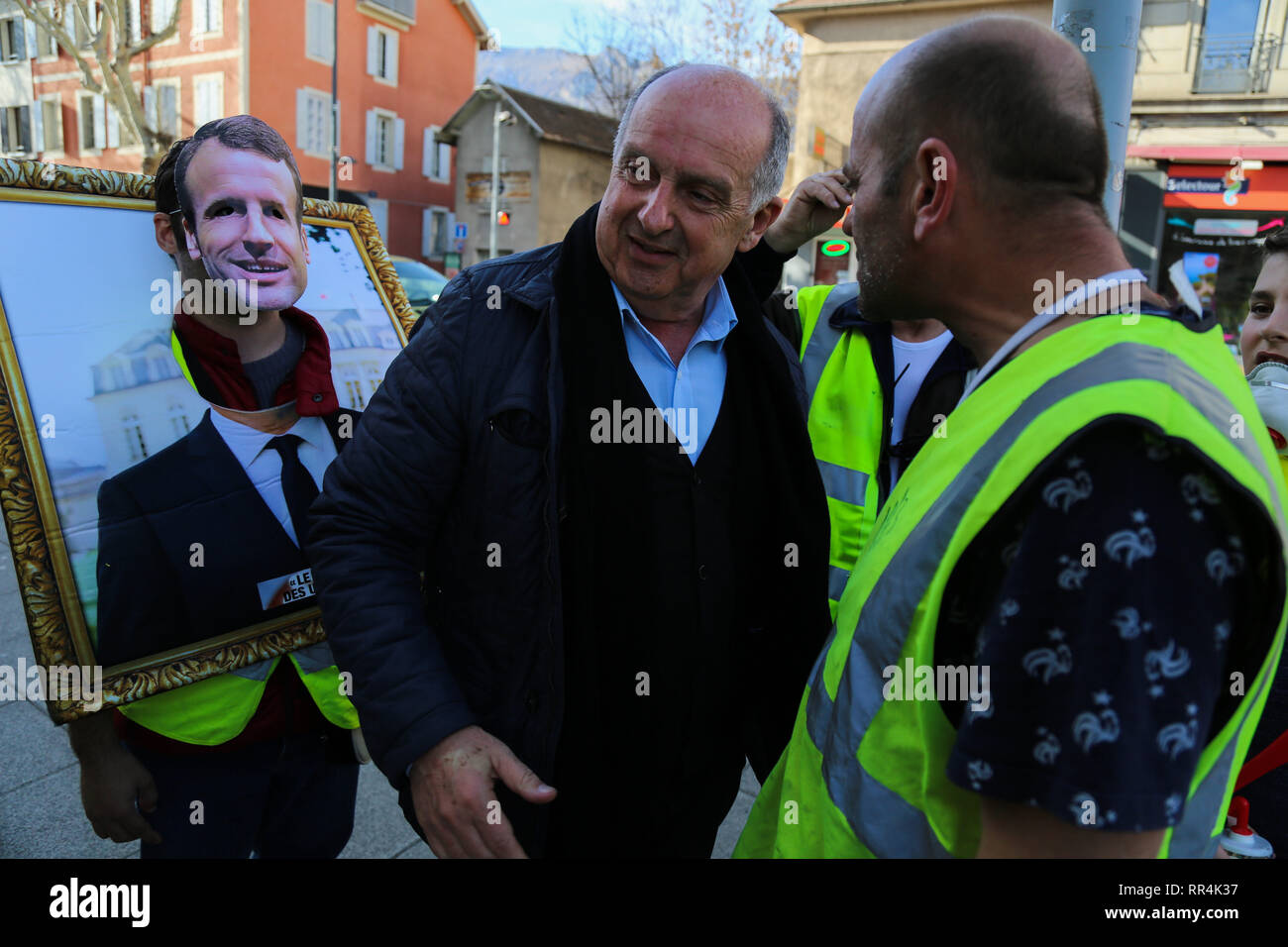 Februar 23, 2019 - gelb Demonstranten sammeln im Französischen Südosten der Stadt Sisteron und dann ab in die Stadt Spalt für größere Proteste für die 15 aufeinander folgenden Woche der Marken. Etwa 800 Demonstranten demonstrierten in Lücke gesehen, während Tausende Demonstranten kam Märschen in Paris und ganz Frankreich dieser Samstag. Die gilet Jaunes Proteste im vergangenen November gegen die Erhöhung der Besteuerung von Diesel, aber nach und nach entwickelte sich zu einer großen Bewegung gegen die wirtschaftlichen Maßnahmen und Reformen des französischen Präsidenten Längestrich (Credit Bild: © Louai Barakat/IMAGESLIVE über ZUMA Draht) Stockfoto