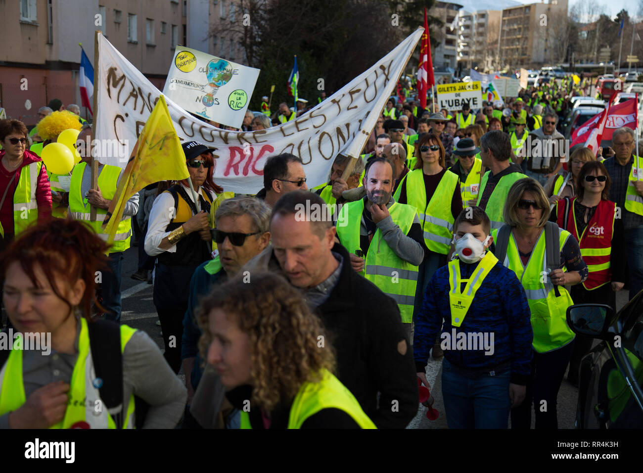 Februar 23, 2019 - gelb Demonstranten sammeln im Französischen Südosten der Stadt Sisteron und dann ab in die Stadt Spalt für größere Proteste für die 15 aufeinander folgenden Woche der Marken. Etwa 800 Demonstranten demonstrierten in Lücke gesehen, während Tausende Demonstranten kam Märschen in Paris und ganz Frankreich dieser Samstag. Die gilet Jaunes Proteste im vergangenen November gegen die Erhöhung der Besteuerung von Diesel, aber nach und nach entwickelte sich zu einer großen Bewegung gegen die wirtschaftlichen Maßnahmen und Reformen des französischen Präsidenten Längestrich (Credit Bild: © Louai Barakat/IMAGESLIVE über ZUMA Draht) Stockfoto