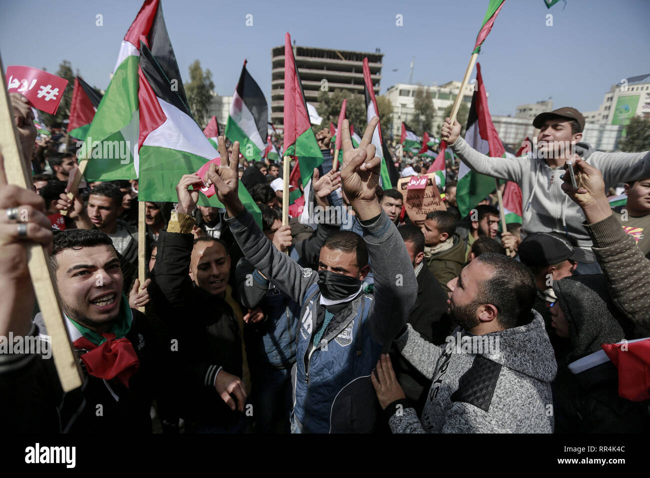 Gaza und die Palästinensischen Gebiete. 24 Feb, 2019. Personen palästinensischen Flaggen an einem Protest anspruchsvolle palästinensischen Präsidenten Mahmoud Abbas zu Schritt nach unten. Credit: Mohammed Talatene/dpa/Alamy leben Nachrichten Stockfoto