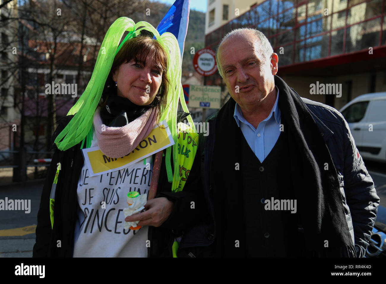 Februar 23, 2019 - gelb Demonstranten sammeln im Französischen Südosten der Stadt Sisteron und dann ab in die Stadt Spalt für größere Proteste für die 15 aufeinander folgenden Woche der Marken. Etwa 800 Demonstranten demonstrierten in Lücke gesehen, während Tausende Demonstranten kam Märschen in Paris und ganz Frankreich dieser Samstag. Die gilet Jaunes Proteste im vergangenen November gegen die Erhöhung der Besteuerung von Diesel, aber nach und nach entwickelte sich zu einer großen Bewegung gegen die wirtschaftlichen Maßnahmen und Reformen des französischen Präsidenten Längestrich (Credit Bild: © Louai Barakat/IMAGESLIVE über ZUMA Draht) Stockfoto