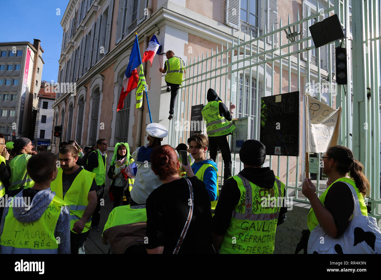 Februar 23, 2019 - gelb Demonstranten sammeln im Französischen Südosten der Stadt Sisteron und dann ab in die Stadt Spalt für größere Proteste für die 15 aufeinander folgenden Woche der Marken. Etwa 800 Demonstranten demonstrierten in Lücke gesehen, während Tausende Demonstranten kam Märschen in Paris und ganz Frankreich dieser Samstag. Die gilet Jaunes Proteste im vergangenen November gegen die Erhöhung der Besteuerung von Diesel, aber nach und nach entwickelte sich zu einer großen Bewegung gegen die wirtschaftlichen Maßnahmen und Reformen des französischen Präsidenten Längestrich (Credit Bild: © Louai Barakat/IMAGESLIVE über ZUMA Draht) Stockfoto