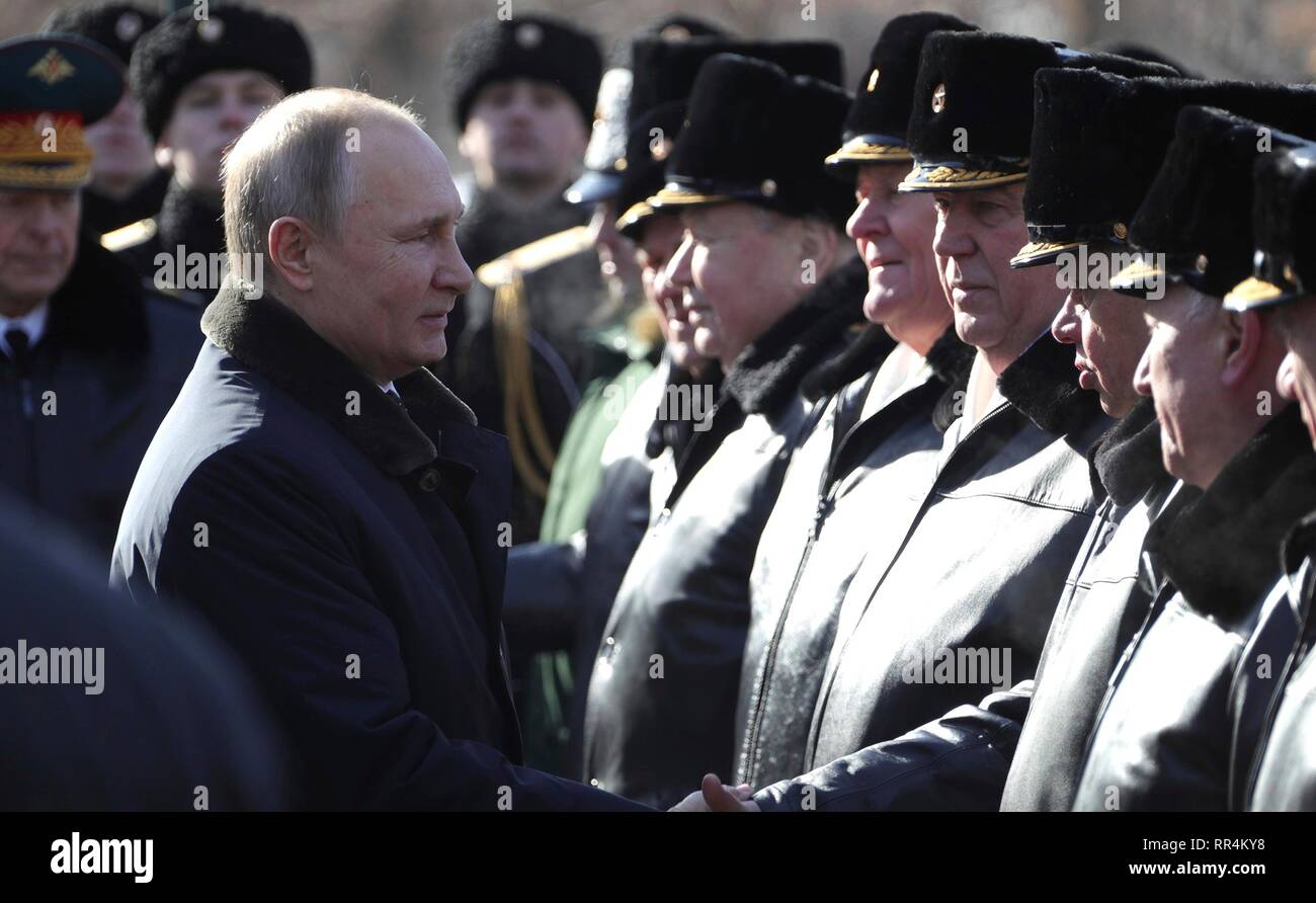 Moskau, Russland. 23 Feb, 2019. Der russische Präsident Wladimir Putin begrüßt Veteranen während der Zeremonie einen Kranz am Grab des Unbekannten Soldaten an der Kremlmauer die Erinnerung an die gefallenen Soldaten auf Verteidiger des Vaterlandes Tag Februar 23, 2019 in Moskau, Russland, zu ehren. Credit: Planetpix/Alamy leben Nachrichten Stockfoto