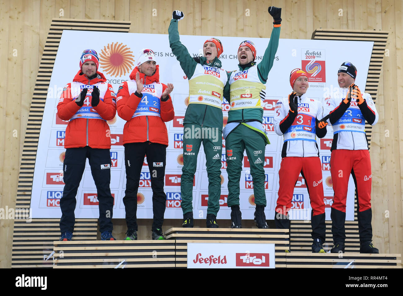 Seefeld, Österreich. 24 Feb, 2019. Langlauf, Weltmeisterschaft, Kombination-team Sprint, großer Hügel/2 x 7,5 km Langlauf, Männer. Die Zweitplatzierten Jan Schmid (L-R) und Jarl Magnus Riiber aus Norwegen, die Gewinner Eric Frenzel und Fabian Rießle aus Deutschland sowie die dritte platziert Franz-Josef Rerl und Bernhard Gruber aus Österreich auf dem Podest jubelte. Credit: Hendrik Schmidt/dpa-Zentralbild/dpa/Alamy leben Nachrichten Stockfoto