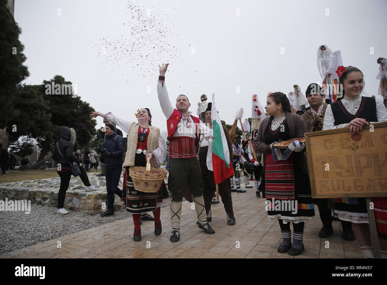 Thessaloniki, Griechenland. 24 Feb, 2019. Teilnehmer aus Bulgarien gekleidet in traditionellen Kostümen tanzen an der Küste von Thessaloniki. Die folklife und Ethnologische Museum von Mazedonien organisiert der Fünften Europäischen Versammlung der Glocke Amtsträger in Thessaloniki. Die Montage erfolgte im Rahmen der Aktion "Bell Straßen'', bei der versucht wird, die Sitten der Glocke Lager in Europa zu erkunden. Credit: ZUMA Press, Inc./Alamy leben Nachrichten Stockfoto