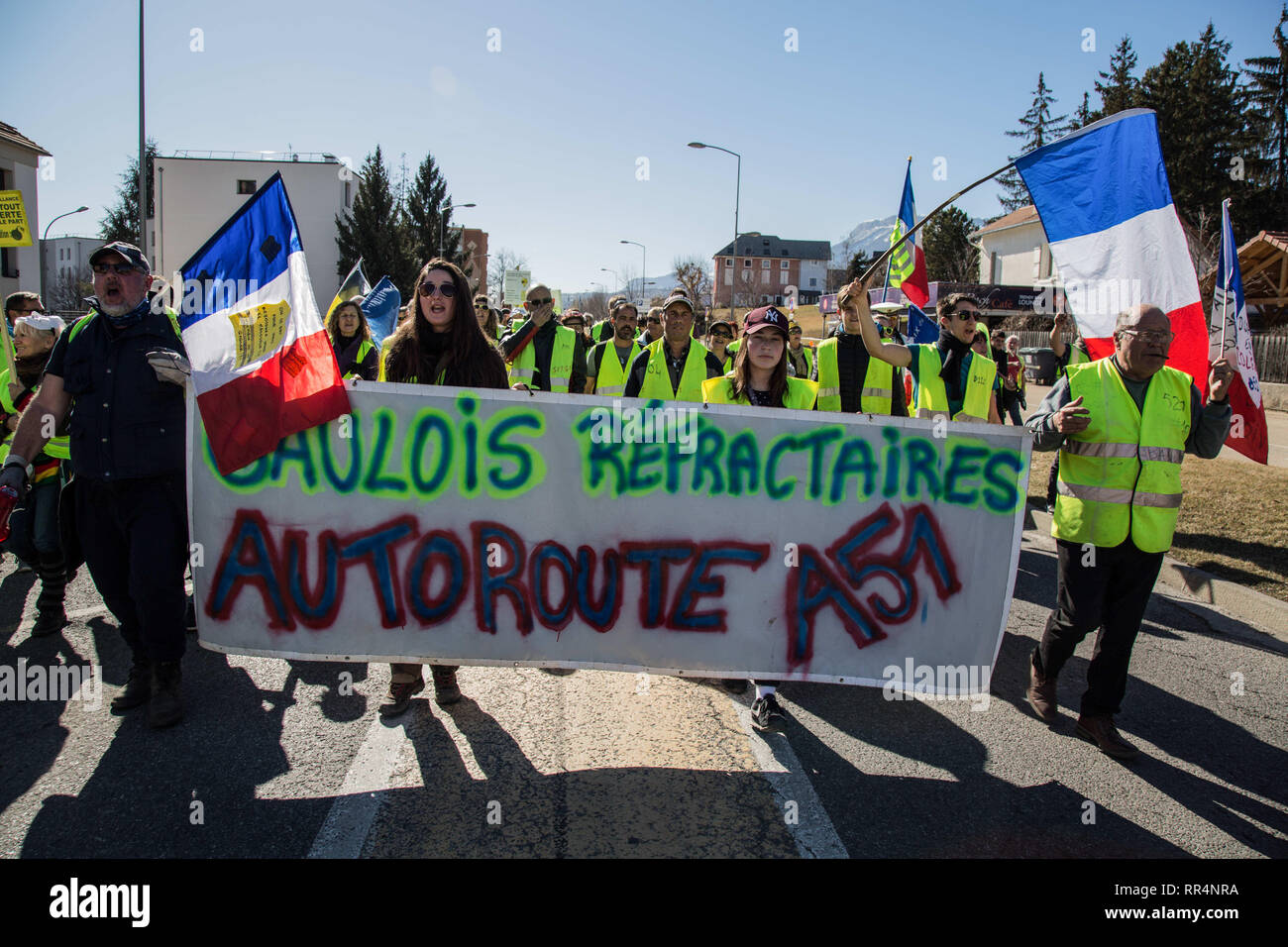 Februar 23, 2019 - gelb Demonstranten sammeln im Französischen Südosten der Stadt Sisteron und dann ab in die Stadt Spalt für größere Proteste für die 15 aufeinander folgenden Woche der Marken. Etwa 800 Demonstranten demonstrierten in Lücke gesehen, während Tausende Demonstranten kam Märschen in Paris und ganz Frankreich dieser Samstag. Die gilet Jaunes Proteste im vergangenen November gegen die Erhöhung der Besteuerung von Diesel, aber nach und nach entwickelte sich zu einer großen Bewegung gegen die wirtschaftlichen Maßnahmen und Reformen des französischen Präsidenten Längestrich (Credit Bild: © Louai Barakat/IMAGESLIVE über ZUMA Draht) Stockfoto