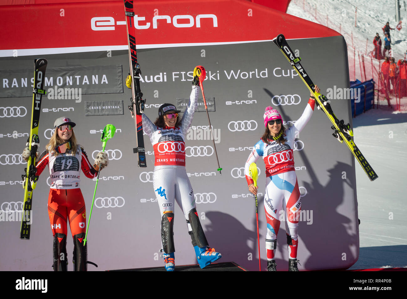 Crans-Montana, Schweiz. 24 Feb, 2019. FIS Ski World Cup, Damen 1 - Federica BRIGNONE (ITA), 2-Roni REMME (CAN), 3 - Wendy HOLDENER (SUI) auf dem Podium des Audi FIS Ski Alpin Weltcup super Kombination. Quelle: Eric Dubost/Alamy leben Nachrichten Stockfoto