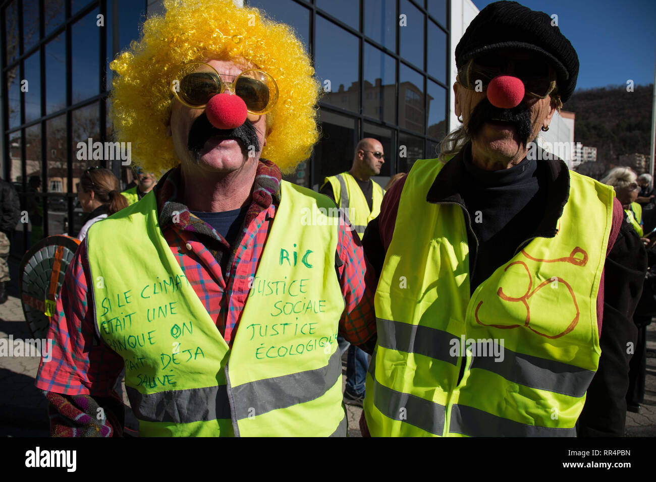 Februar 23, 2019 - gelb Demonstranten sammeln im Französischen Südosten der Stadt Sisteron und dann ab in die Stadt Spalt für größere Proteste für die 15 aufeinander folgenden Woche der Marken. Etwa 800 Demonstranten demonstrierten in Lücke gesehen, während Tausende Demonstranten kam Märschen in Paris und ganz Frankreich dieser Samstag. Die gilet Jaunes Proteste im vergangenen November gegen die Erhöhung der Besteuerung von Diesel, aber nach und nach entwickelte sich zu einer großen Bewegung gegen die wirtschaftlichen Maßnahmen und Reformen des französischen Präsidenten Längestrich (Credit Bild: © Louai Barakat/IMAGESLIVE über ZUMA Draht) Stockfoto