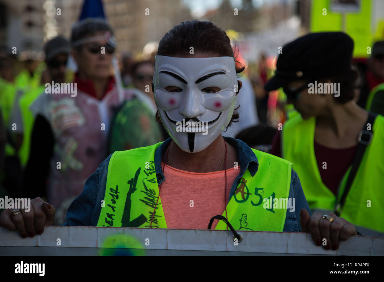 Februar 23, 2019 - gelb Demonstranten sammeln im Französischen Südosten der Stadt Sisteron und dann ab in die Stadt Spalt für größere Proteste für die 15 aufeinander folgenden Woche der Marken. Etwa 800 Demonstranten demonstrierten in Lücke gesehen, während Tausende Demonstranten kam Märschen in Paris und ganz Frankreich dieser Samstag. Die gilet Jaunes Proteste im vergangenen November gegen die Erhöhung der Besteuerung von Diesel, aber nach und nach entwickelte sich zu einer großen Bewegung gegen die wirtschaftlichen Maßnahmen und Reformen des französischen Präsidenten Längestrich (Credit Bild: © Louai Barakat/IMAGESLIVE über ZUMA Draht) Stockfoto