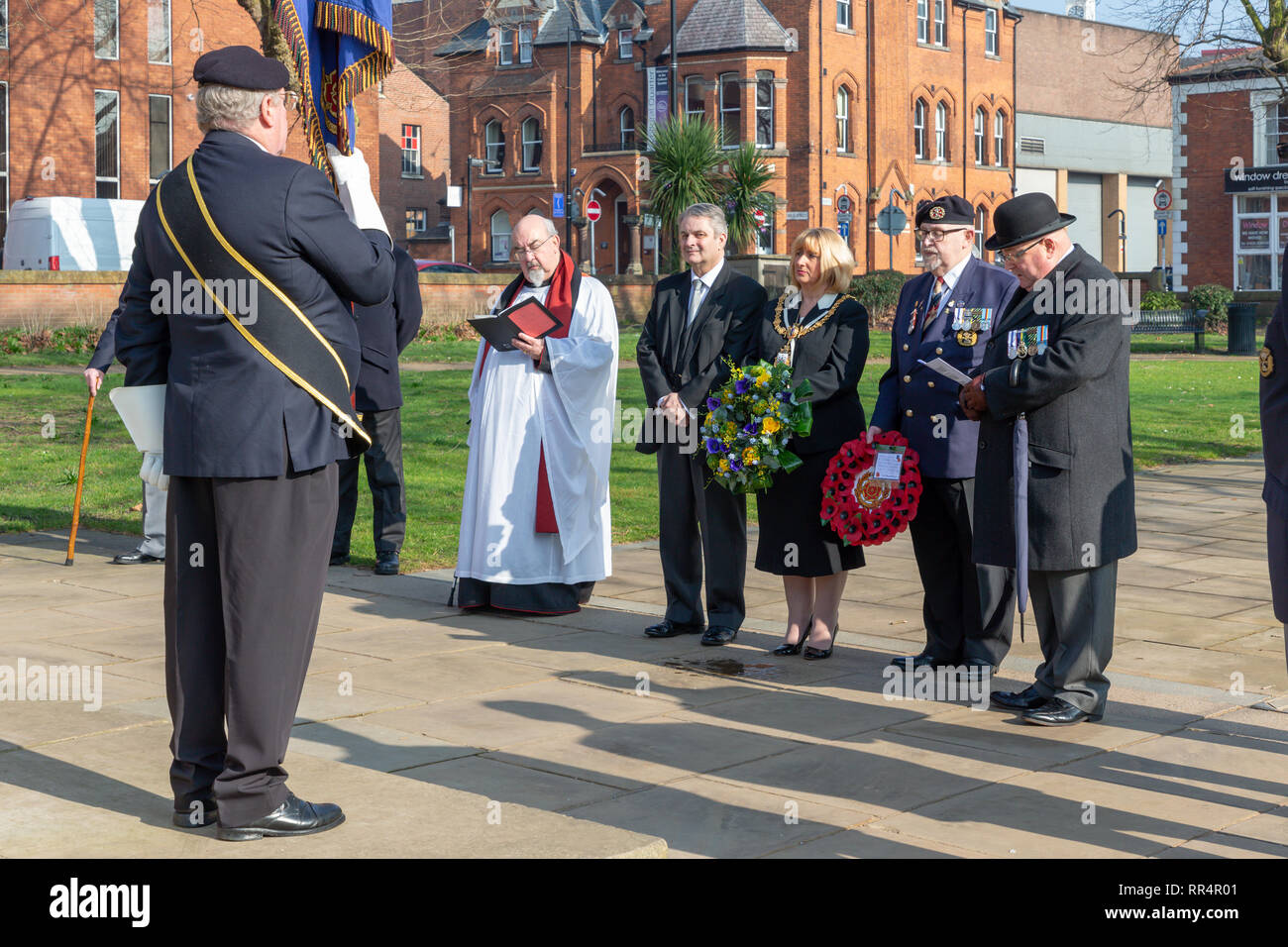 Warrington, Cheshire, UK. 24 Feb, 2019. 24. Februar 2019_ schien die Sonne sehr stark auf die jährliche Parade und Service der Jahrestag der Schlacht um Pieter's Hill am 27. Februar 1900 gedenken die erste Bataillon der South Lancashire Regiment (PWV) fand in der Queen's Gardens, Palmyra Square, Warrington, Cheshire, England, UK Credit: John Hopkins/Alamy leben Nachrichten Stockfoto