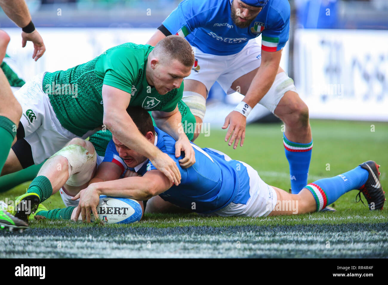 Rom, Italien. 24. Februar, 2019. Italiens Mitte (innen Luca Morisi Kerben versuchen im Spiel gegen Irland in Guinness sechs Nationen Credit: Massimiliano Carnabuci/Alamy leben Nachrichten Stockfoto