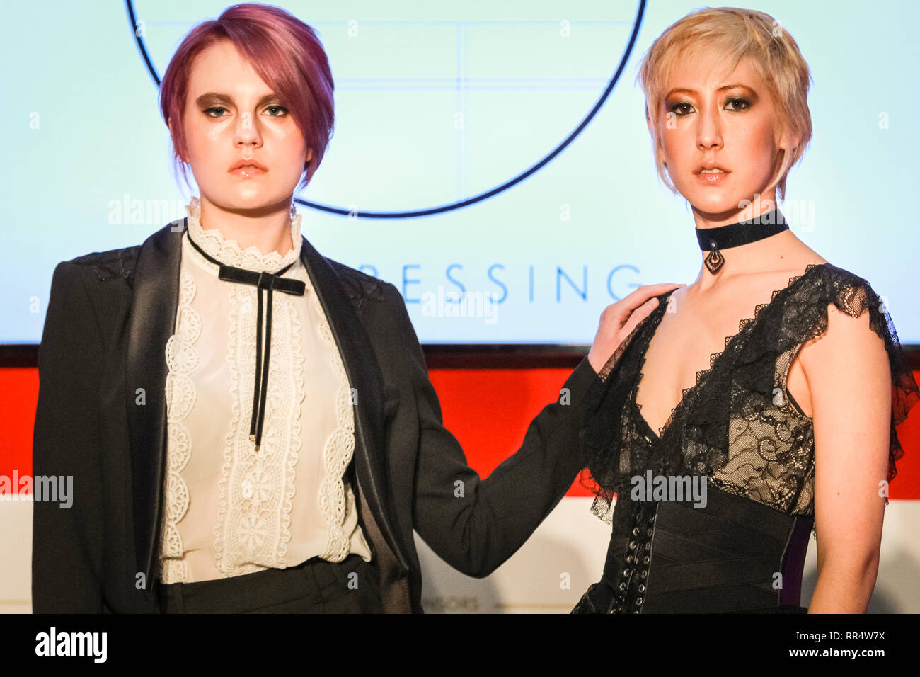 ExCel London, London, UK, 24. Feb 2019. Modelle präsentieren innovative Frisuren von Mahagoni Friseursalons. Die professionellen Beauty Show bringt Hair und Beauty Praktiker, Kosmetik und Ästhetik Fachleute und Vertreter von über 800 Marken mit denen im Haar und Schönheit in der grössten Industrie Event in Großbritannien im ExCel Exhibition Centre in London am FB 24 und 25. Credit: Imageplotter/Alamy leben Nachrichten Stockfoto