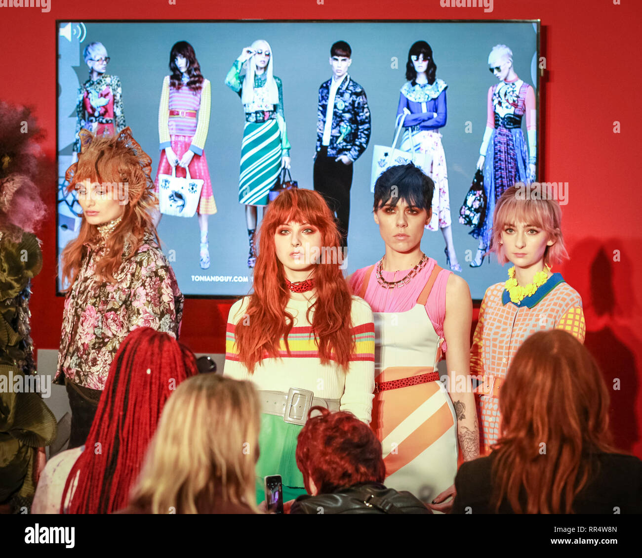 ExCel London, London, UK, 24. Feb 2019. Haar Modelle für Tony und Guy präsentieren die neuesten trendige Frisuren vom Friseur und Stil der Marke. Die professionellen Beauty Show bringt Hair und Beauty Praktiker, Kosmetik und Ästhetik Fachleute und Vertreter von über 800 Marken mit denen im Haar und Schönheit in der grössten Industrie Event in Großbritannien im ExCel Exhibition Centre in London am FB 24 und 25. Credit: Imageplotter/Alamy leben Nachrichten Stockfoto