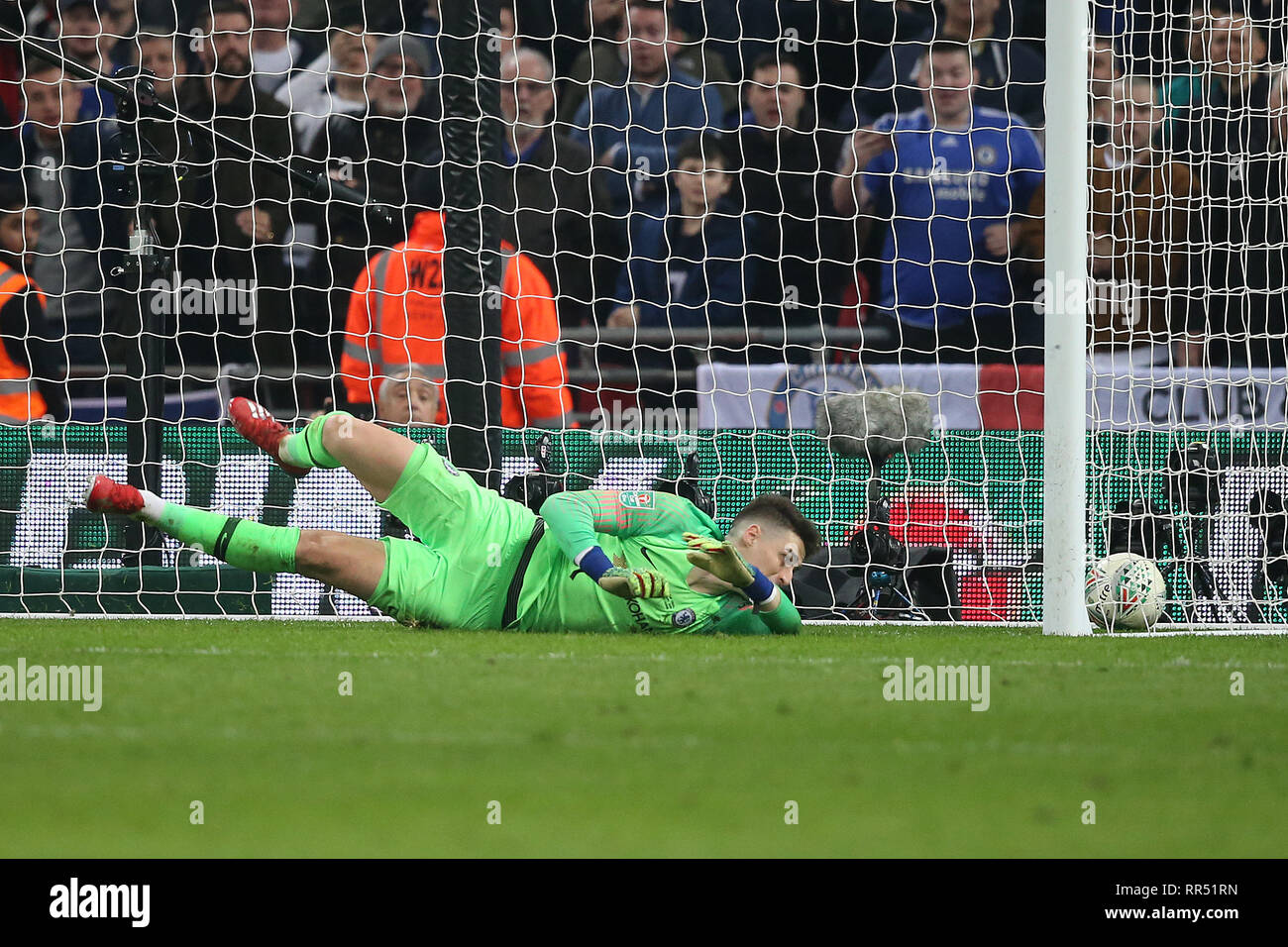 London, Großbritannien. 24 Feb, 2019. Kepa Arrizabalaga von Chelsea fast speichert eine spot Kick von Sergio Agüero von Manchester City während der carabao Cup Finale zwischen Chelsea und Manchester City an der Stamford Bridge am 24. Februar 2019 in London, England. (Foto von Paul Chesterton/phcimages.com) Credit: PHC Images/Alamy leben Nachrichten Stockfoto